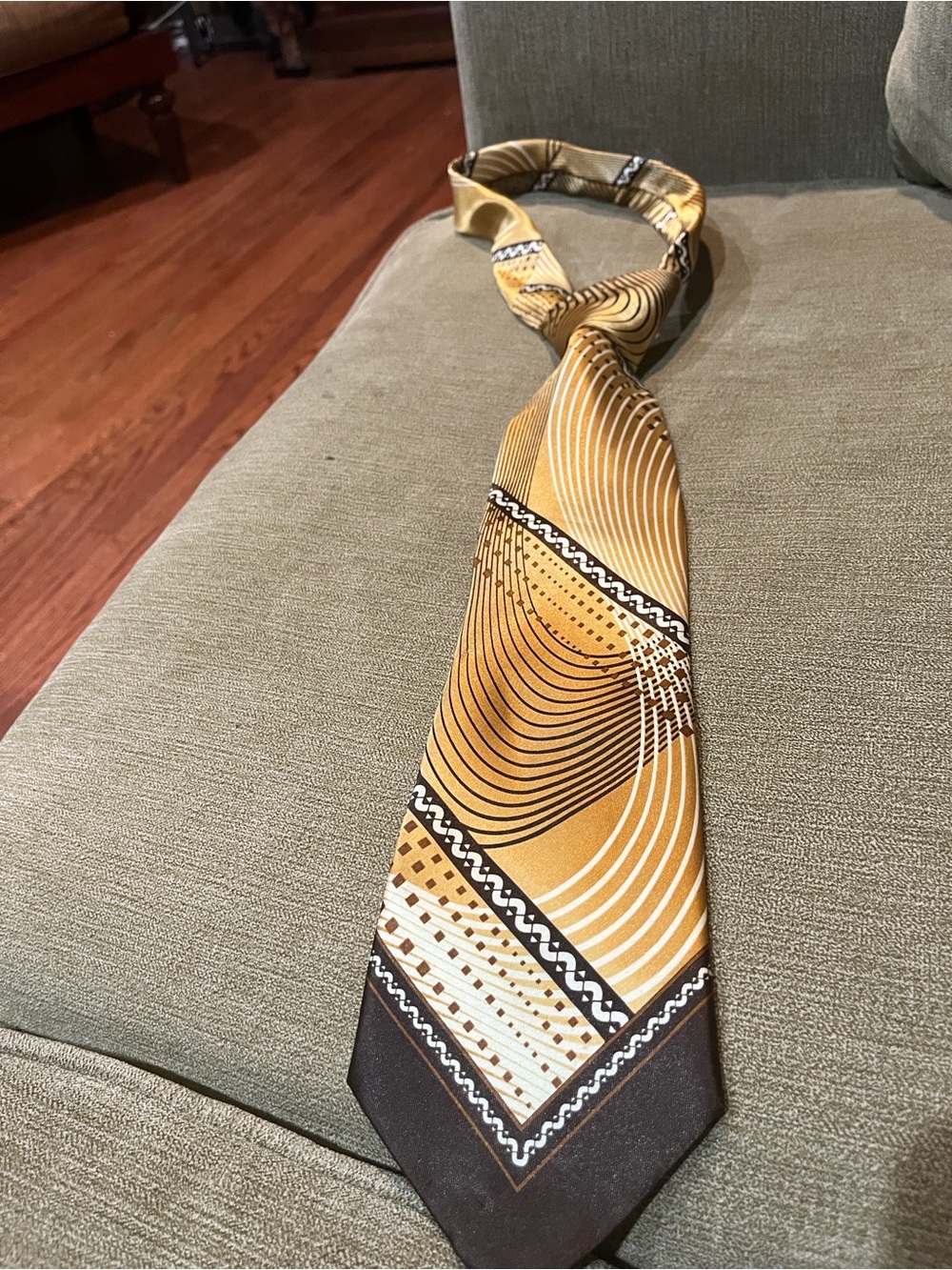 Gold Patterned Men's Tie with Contemporary Wave Motif